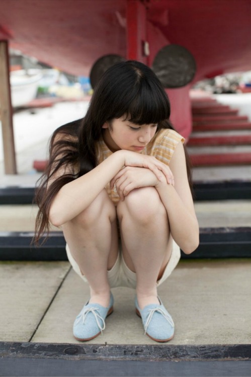 bisyoujyoo:  やっぱりこのアカウントのファーストポストは小松菜奈で。このアカウントを終えるときも締めは小松菜奈がいい。みなさんどうぞよろしくお願いします🐰