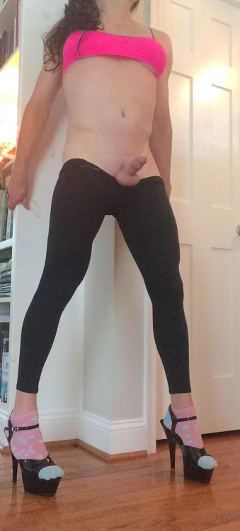 XXX jesssicalindsey449:  Yoga pants, high heels, photo