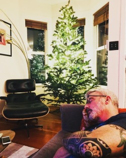 lancenavarro:  Half lit and passed out.  Happy holidays all, and may they be filled with love &amp; light.  Cute.