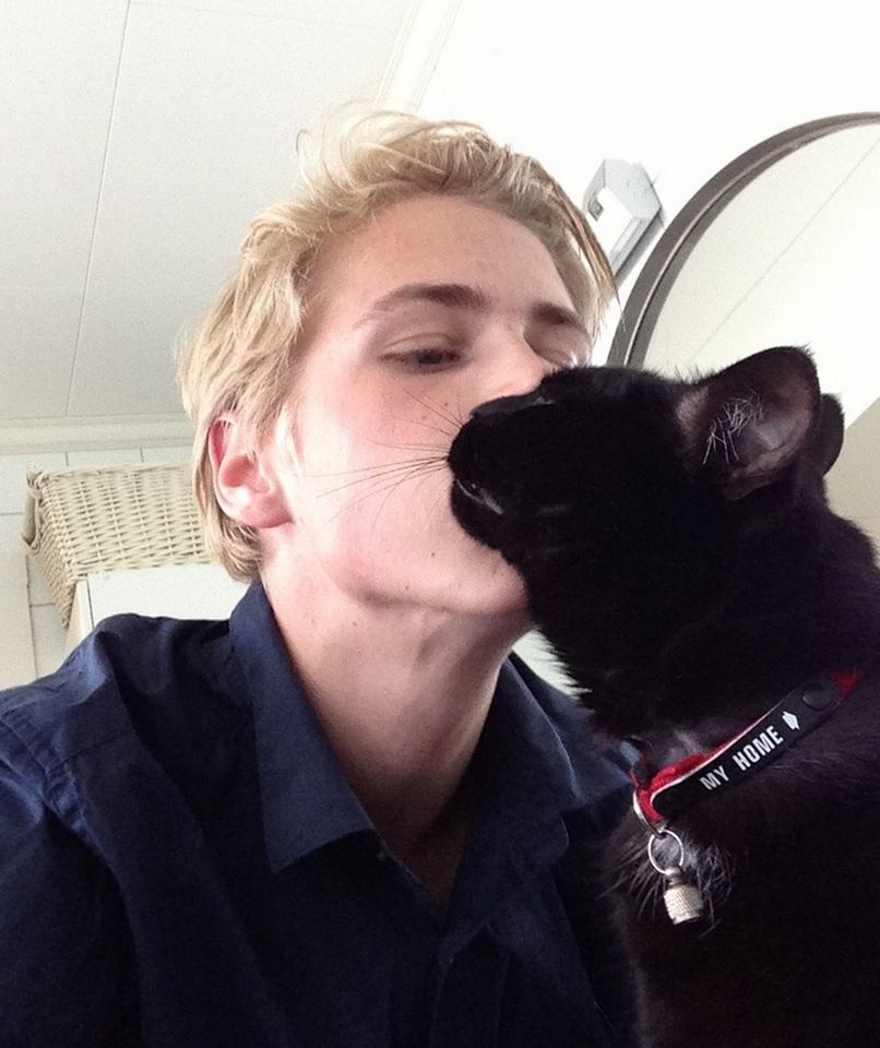 catsbeaversandducks:  “All you need is love… and a cat.” Photos via Real Men
