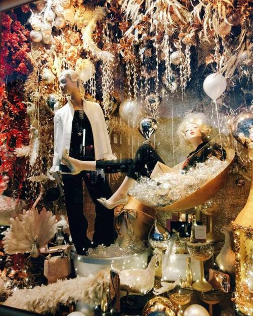 Nothing like an extravagant Christmas window to get you in the festive mood ❄️...#christmas #festive