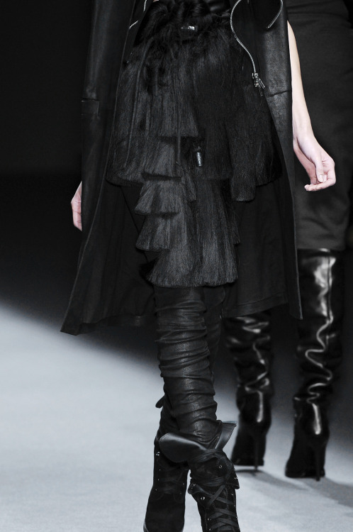 cvntfetish: fashionloveskarl: Details at Haider Ackermann  love