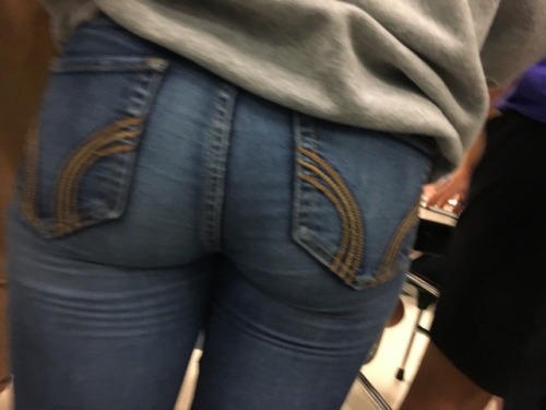 school-voyeur: In the halls of ass