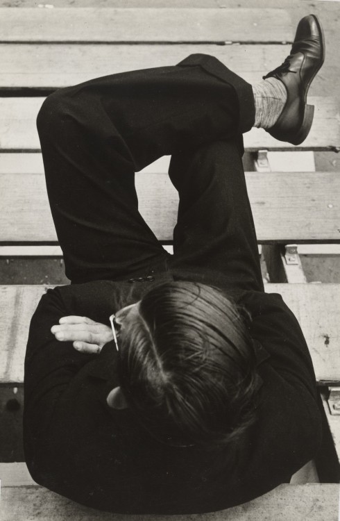 moma-photography:Watching the Game, John Gutmann, 1934, MoMA: PhotographyPurchaseSize: 9 ¾ × 6 7/16&quot; (24.8 × 16.4 cm)Medium: Gelatin silver printhttp://www.moma.org/collection/works/102312