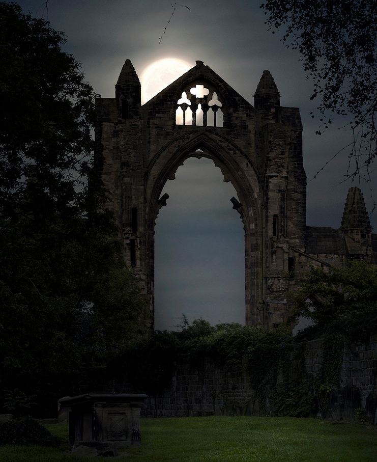 visitheworld:  Moonlight at the priory, Guisborough / England (by Yorkshire Sam).