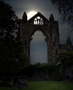 visitheworld:  Moonlight at the priory, Guisborough