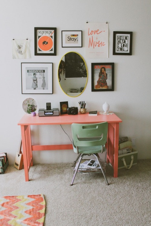 A hint of mint and a dollop of peach, and you’ve got us swooning. We love how fresh and cheery this color combo is.