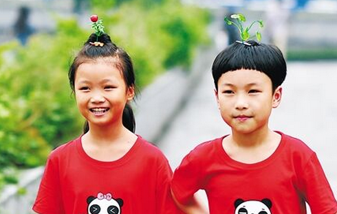 cctvnews:  Bean sprout flowers are blossoming nationwide as over 100 kinds of hairpins with the plant design have become popular among the elderly and young. People wearing various bean sprout flowers on their head are forming a unique landscape. 