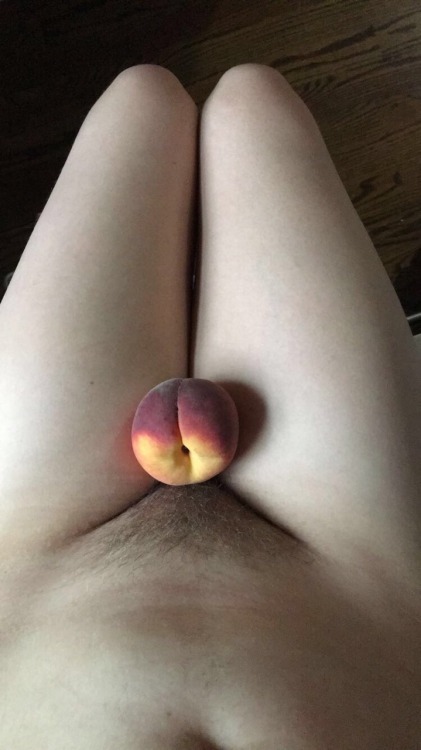 pinkbum:  My butt looks like a cute peach 🍑 snapchat - wishlist 