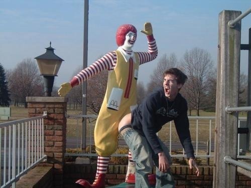 ladzone:HE’S GETTING HIS BIG TASTY !!!AND RONALD’S LOVING IT !!