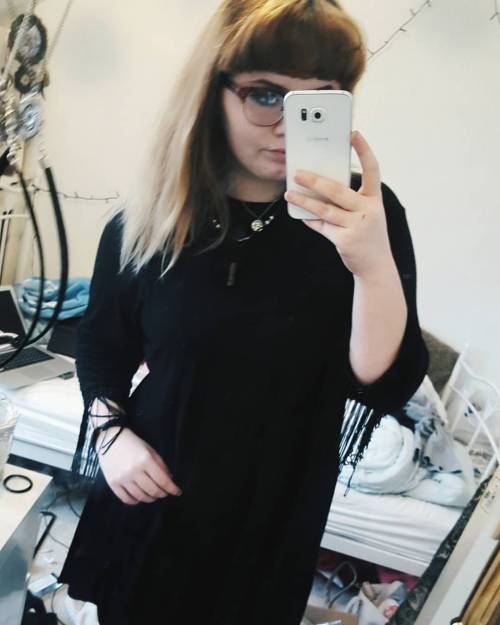 pureaffecti0n:  Can’t wait to sort my hair out ⚫⚪   What a nerd c;
