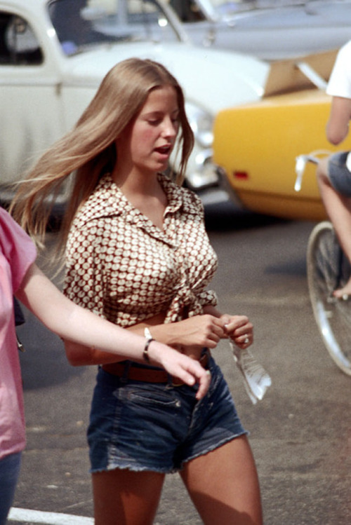 vintageeveryday:    American young fashion in the early 1970s – Boston street teens through Nick Dewolf’s lens in 1971.   