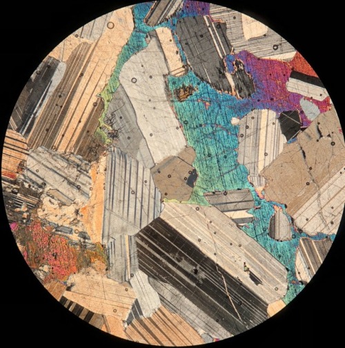 The plagioclase in this thin section has polysynthetic twinning. The orthopyroxene also has twinning