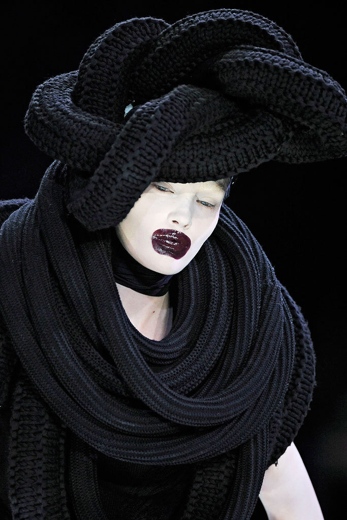 hautedeath:  Jac during Alexander McQueen fw 09 