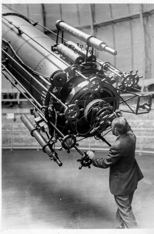 onceuponatown:The Yerkes Observatory, WIlliams Bay, WIsconsin, photos from 1896-1926.It still exists