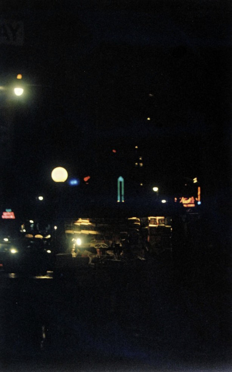 casadabiqueira: Untitled (newsstand with colored lights at night) Saul Leiter, 1958