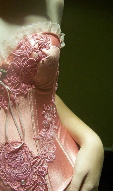 soft-kitti3:  boudoir-divas:  Boudoir Divas http://bit.ly/1xDyPKy  Pretty in pink 💕
