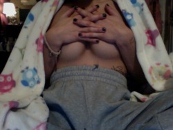 ph4ntasmag0ria:  Incase you were wondering.. this is how I tumble. Pants to my tits.  No shirt. Owl blanket. Still wanna fap to me now??? 