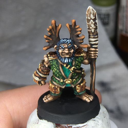 Some more stress relieving mini midlife crisis painting with this @stonehavenminiatures dwarf Druid 