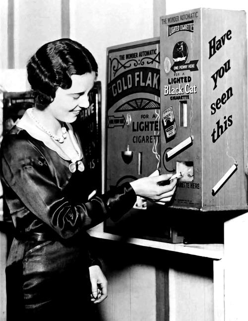 Distributeur automatique de cigarettes allumées, 1920s.