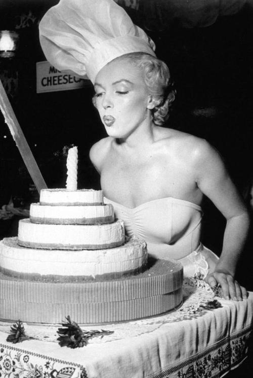 goddessmarilyn:  Marilyn is crowned “Cheesecake Queen of 1952”, August 1951