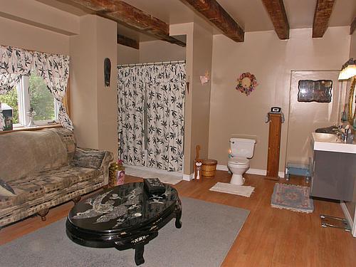 terriblerealestateagentphotos:It always seems a shame to leave your guests on their own while you go