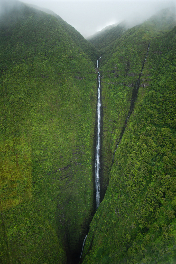 nm-gayguy:  fabforgottennobility:  Nature, Porn Killer elliptical:  Falls over Molokai