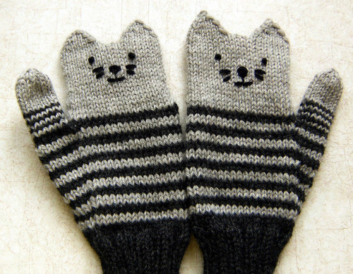 DIY Kitten Mittens by Alyssa as knit by Cloverlaine. Pattern from Alyoops. 