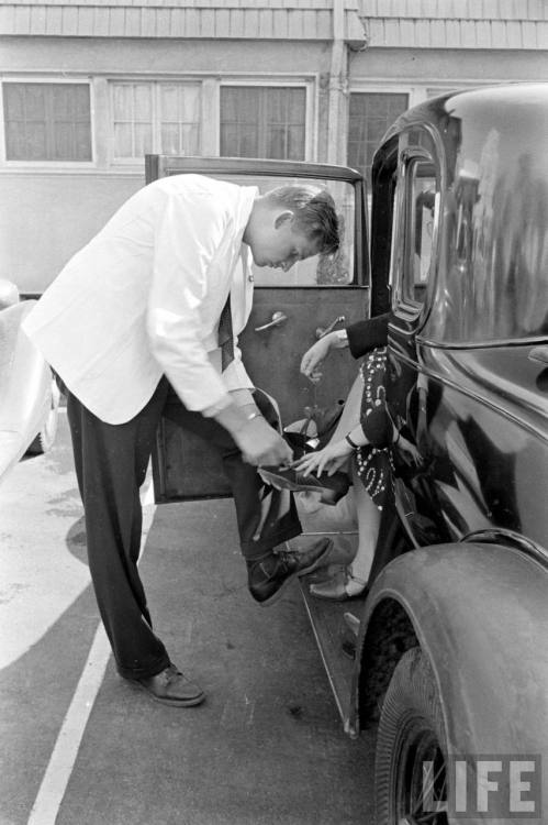 Drive-in shoe repair(Alfred Eisenstaedt. 1938)