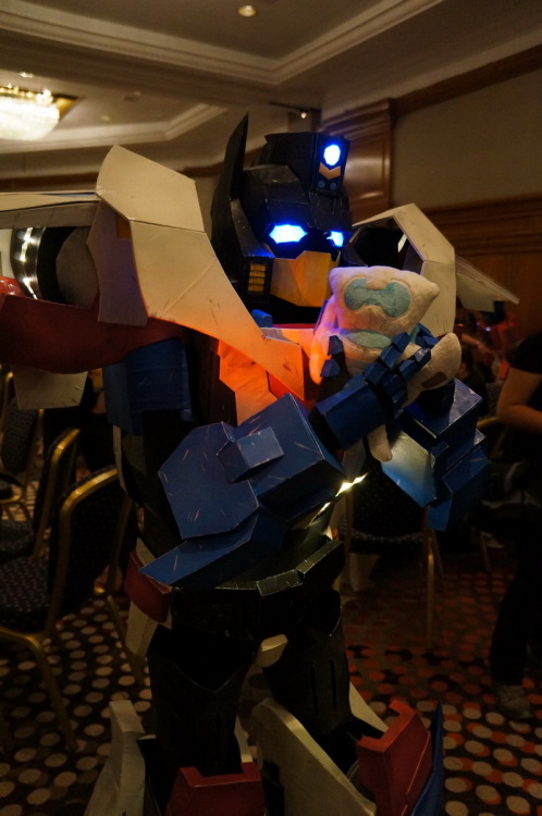 rorby:  Yes, Cyclonus might have won the cosplay competition, but Getaway got his sweet sweet time with Tailgate what an asshole But seriously, great cosplay. 