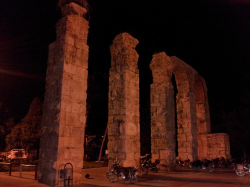 kaiserohnepurpur: Ruins of an aqueduct in Ephesus, Izmir, Turkey. Photo credit: kaiserohnepurpu