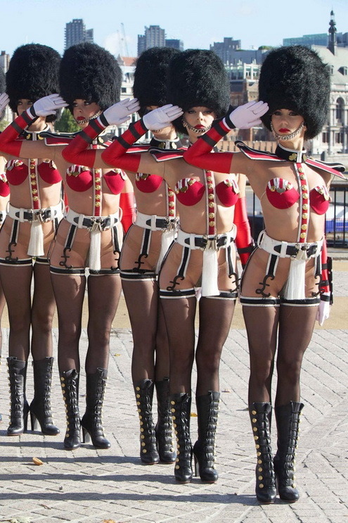 poshmilfcouple:  sexy-in-stockings:  Stockings http://babes-in-stockings.blogspot.com/  What great outfits!