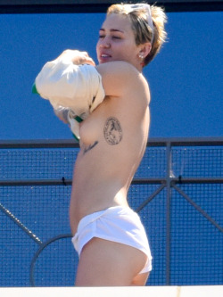 : Miley Cyrus - Topless In Sydney, Australia. (10.12.14)