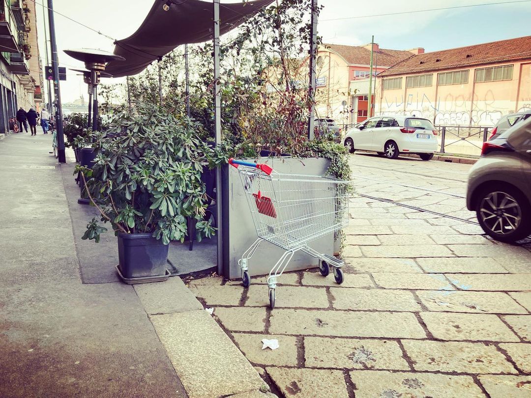 Frasche urbane #carrellismarriti #walking #urbangreen #dehor #pave #navigli #milan (presso La Filetteria Italiana Navigli)
https://www.instagram.com/p/CqQ7xgsMTc-/?igshid=NGJjMDIxMWI=