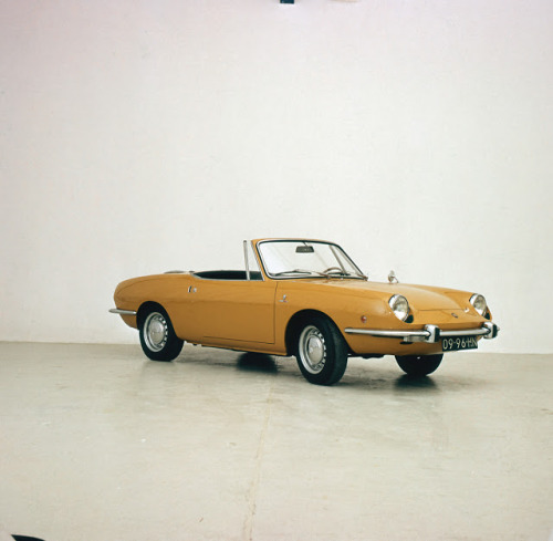 Gele sportauto cabriolet Fiat 850 Spider, Nederland, 1971 [SPAARNESTAD PHOTO]