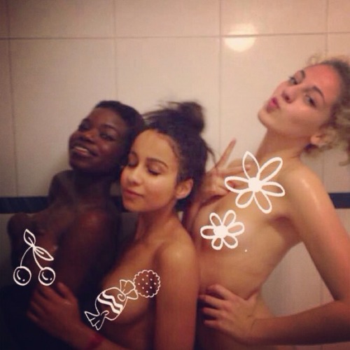 123youshowme:  melodrvmatic:  Showers and hugs are great when you’re full of mdma xx  Who’s that cutie in the middle thoo