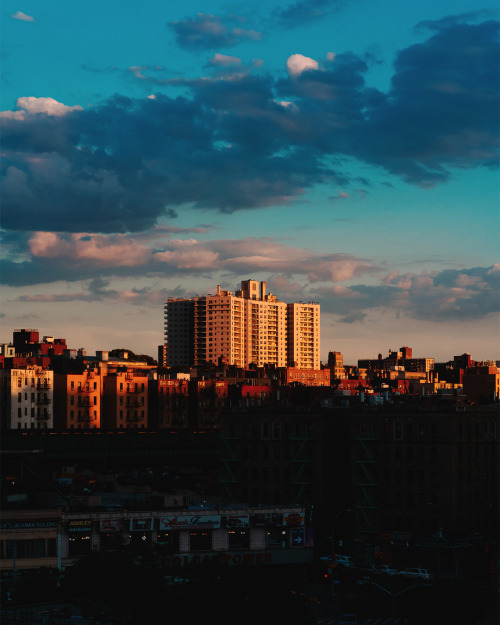 sun setting in the Bronx (source, @DemiGodxTonio)