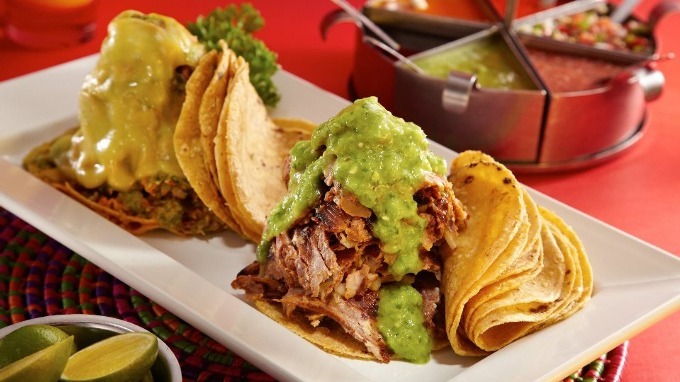 mexicanfoodporn:  Montaña de tacos. 
