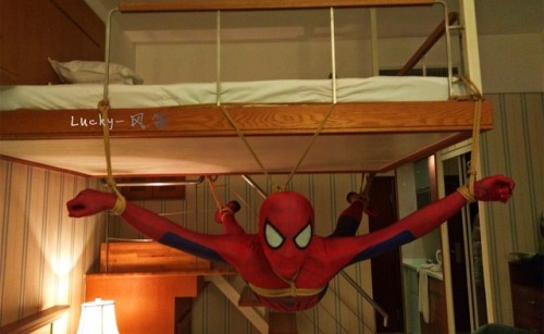 grownupboywonder: thesidekink:  fengdi2017:  飞翔的蜘蛛侠  Awesome spidey suspension bondage   Not how Spider is used to dangling from a web, I’m sure! I’d love to give something like this a try sometime. 