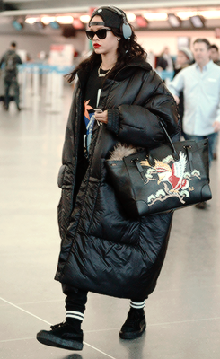 hellyeahrihannafenty:  Rihanna at JFK Airport &frac34;