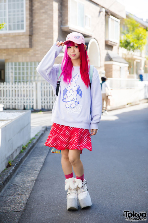 Pink-haired Sebone on the street in Harajuku wearing cute fashion from Listen Flavor, 6%DOKIDOKI, Ku