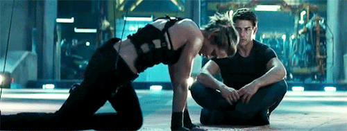 sorry-no-more-no-less:  Edge of Tomorrow deleted scenes↳ Emily Blunt doing yoga 