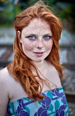 sexy-with-freckles:  blue eyes - red hair