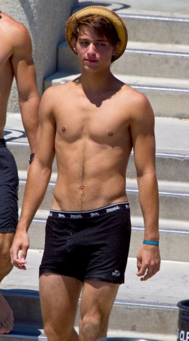 hotbeautifulboys:  Love the treasure line 