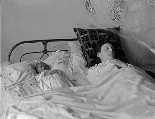  viα heartandroses: Mother and baby post mortem. 