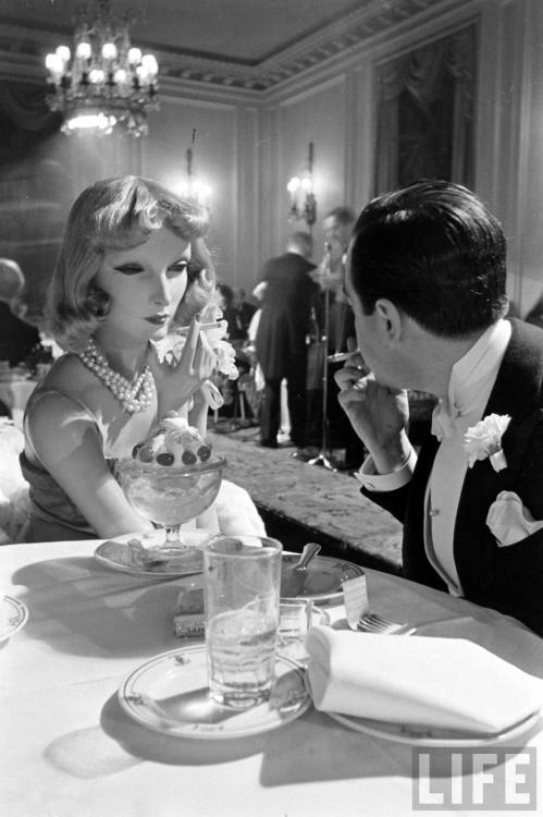 Dinner with a fashion dummy(Alfred Eisenstaedt. n.d.)