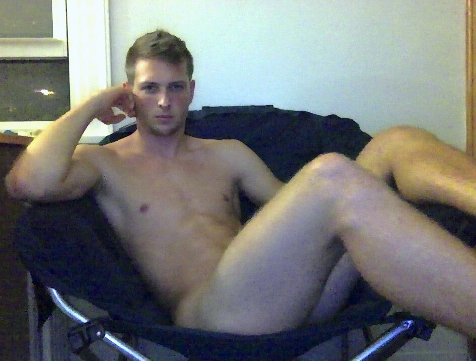 row2ski:  fuckyoustevepena:  He’s NAKED! Check out Patrick!  .