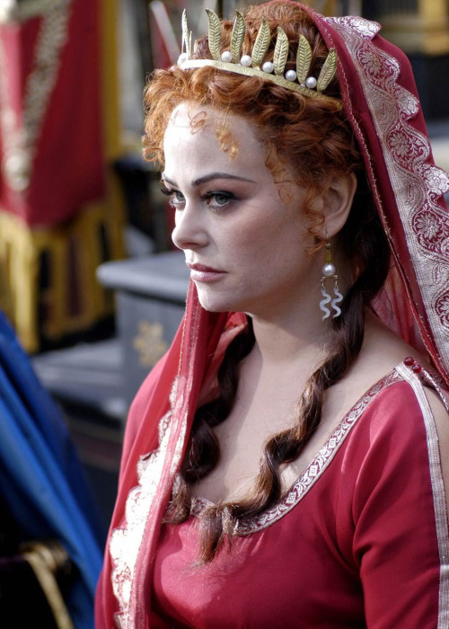 fuckyeahcostumedramas:Polly Walker in ‘Rome’.