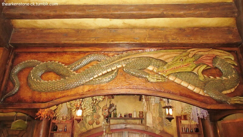 kyleecarrigan:  thearkenstone-ck:   Green Dragon -Middle-earth-Matamata / New Zealand