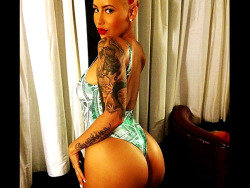 Celebrity-Nudes-Leaked:  Amber Rose Shows Wiz Khalifa What He’s Missing!